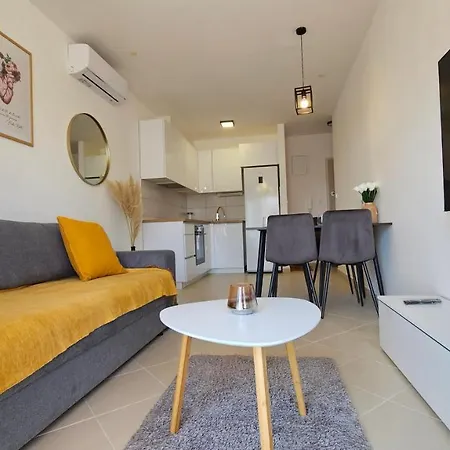 Frida- Free Private Parking Спліт