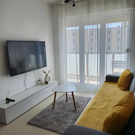 Frida- Free Private Parking 스플리트