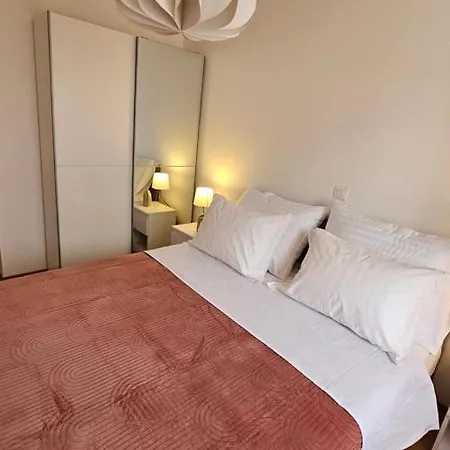 Frida- Free Private Parking 스플리트