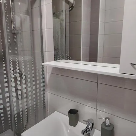 Frida- Free Private Parking