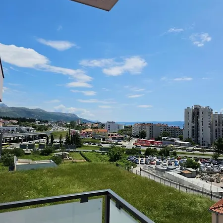 Frida- Free Private Parking 스플리트