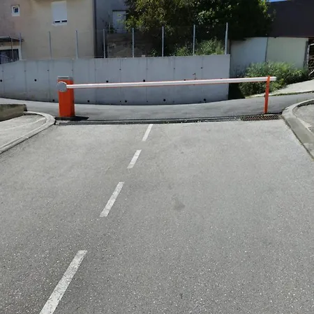 Frida- Free Private Parking