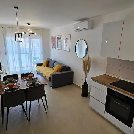 Frida- Free Private Parking Apartment